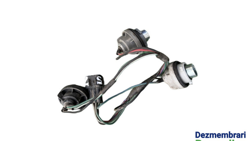 Soclu becuri lampa stop pe aripa stanga Mitsubishi Pajero Sport [1996 - 2005] SUV 2.5 TD MT (133 hp) (K90) K94W 2.5TD - 4D56T