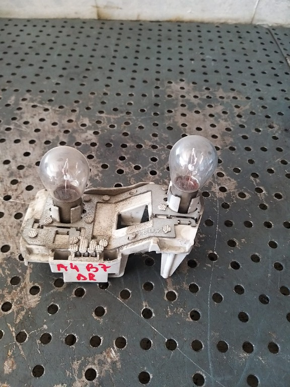 Soclu stop dreapta haion audi a4 b7 8e 484572