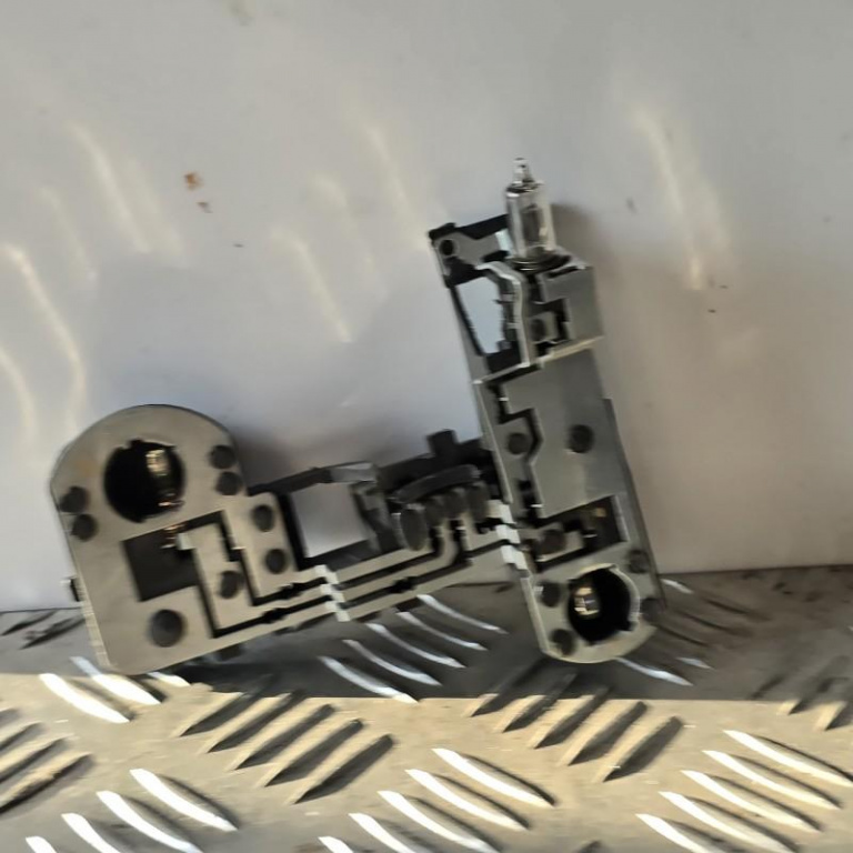 Soclu stop frana stanga Volkswagen Touareg 2002-2006