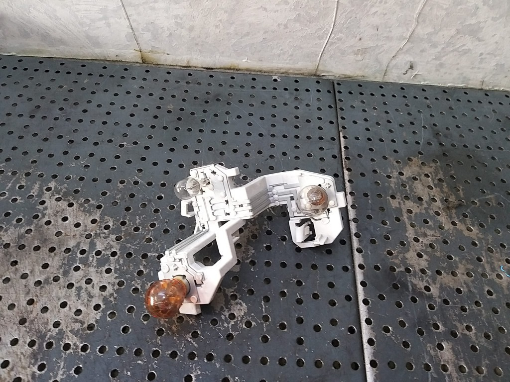 Soclu stop stanga ford fiesta 6 cb1 ccn 8a6113405a