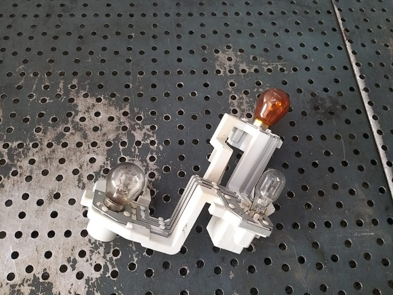 Soclu stop stanga ford fiesta 6 cb1 ccn 8a6113405a