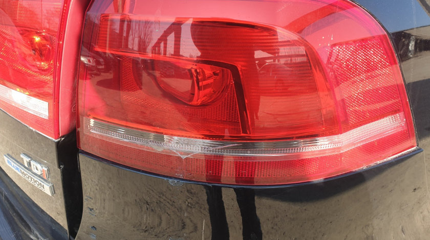 Soclu Suport Bec Becuri de la Stop Lampa Tripla Dreapta de pe Aripa Caroserie Volkswagen Passat B7 Break Variant Combi 2010 - 2015