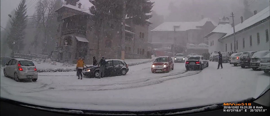 Soferii care se duc cu anvelope de vara la Sinaia trebuie arestati Soferii care se duc cu anvelope de vara la Sinaia trebuie arestati