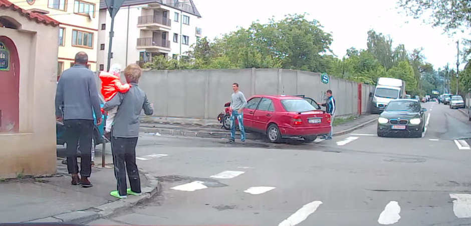 Soferul cu Mercedes de la Buzau, cel mai periculos biped: ce se intampla cand nu vezi semnul de cedeaza trecerea