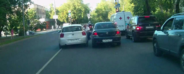 Soferul unui BMW calca un batran din razbunare