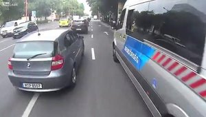 Soferul unui BMW darama un biciclist chiar in fata politiei