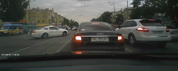 Soferul unui Mustang parcheaza intr-un Audi A6 dupa un drift nereusit