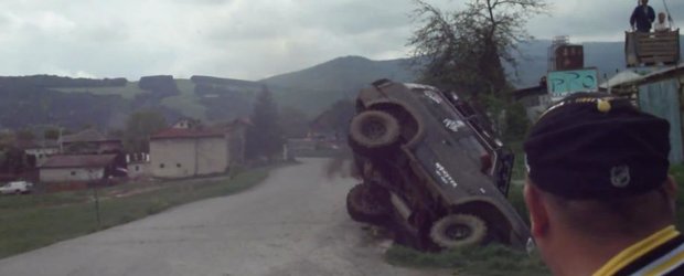 Soferul unui Nissan Patrol se face de ras pe un circuit de raliu