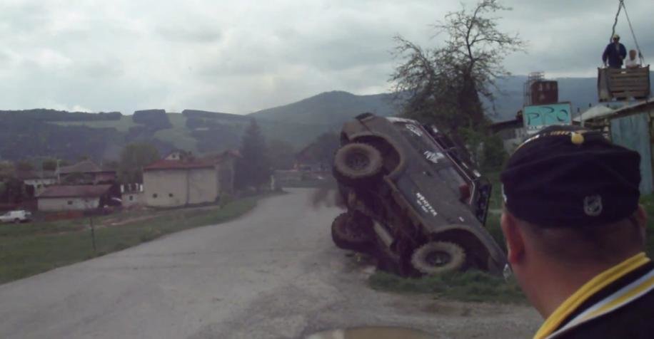 Soferul unui Nissan Patrol se face de ras pe un circuit de raliu