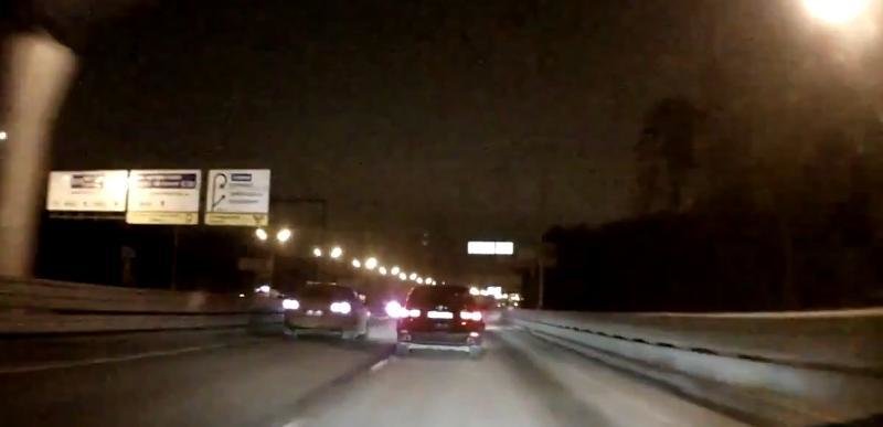 Soferul unui Volkswagen Touareg nu poate face mai multe lucruri simultan Soferul unui Volkswagen Touareg nu poate face mai multe lucruri simultan