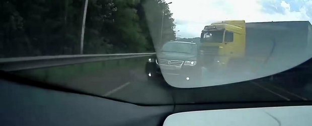 Soferul unui VW Touareg evita la limita impactul cu un tir