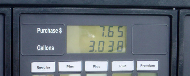 Sondaj: tu cum bagi benzina, dupa suma de bani sau dupa cantitate?