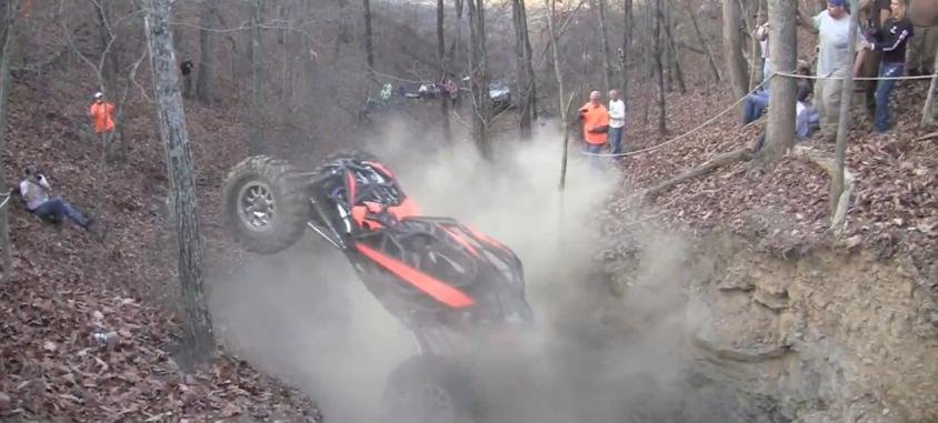 Spectacol nebun cu o masina de off-road extrem ce nu cunoaste limite Spectacol nebun cu o masina de off-road extrem ce nu cunoaste limite