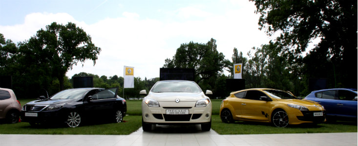 Splendoare in iarba - fete si masini elegante, la Chic & Sport by Renault Splendoare in iarba - fete si masini elegante, la Chic & Sport by Renault