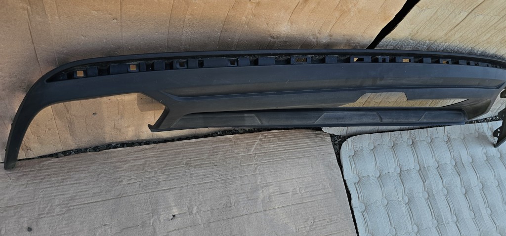 Spoiler inferior / Difuzor bara spate Vw Touareg 3 CR 2018 2019 2020 2021 2022