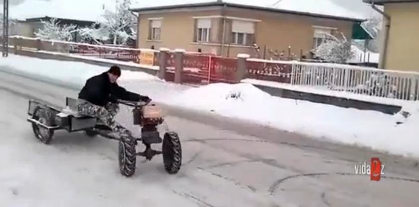 Sporturi extreme de iarna: drifturi cu motosapa Sporturi extreme de iarna: drifturi cu motosapa