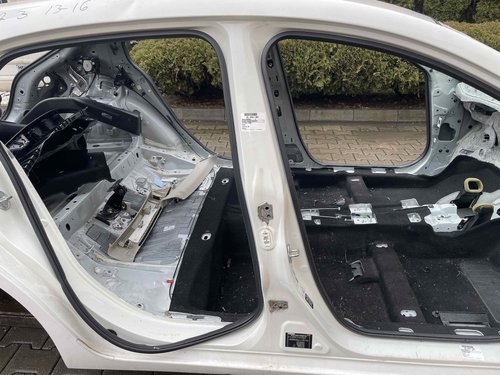 STALP MIJLOC DREAPTA MAZDA 3 3 - - (2013 2016)