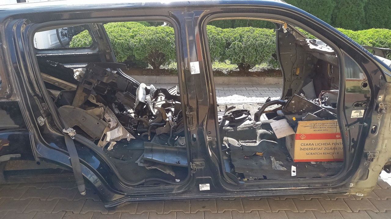 STALP MIJLOC DREAPTA NISSAN PATHFINDER - - (2005 2010)