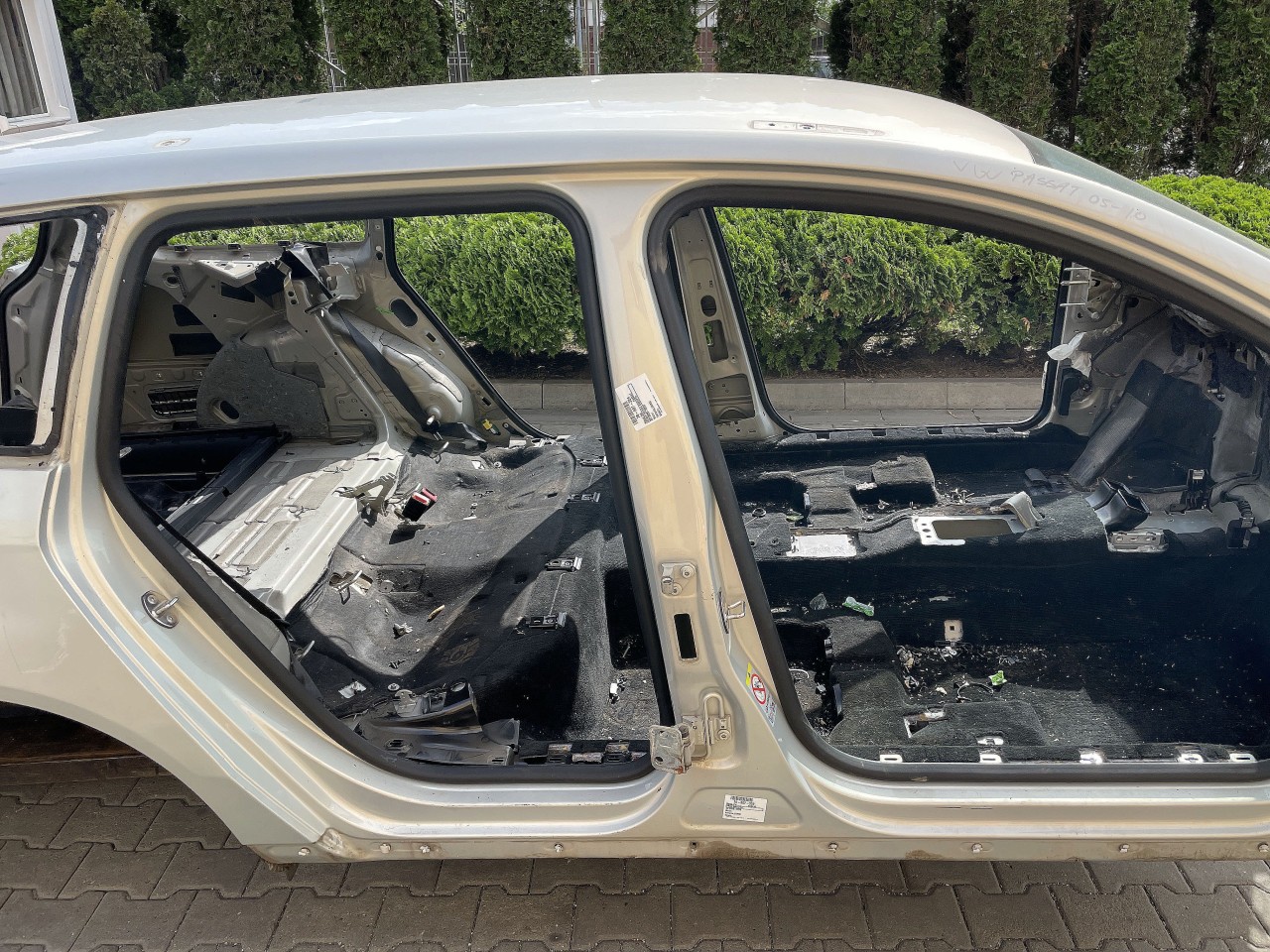 STALP MIJLOC DREAPTA VW PASSAT - - (2005 2010)