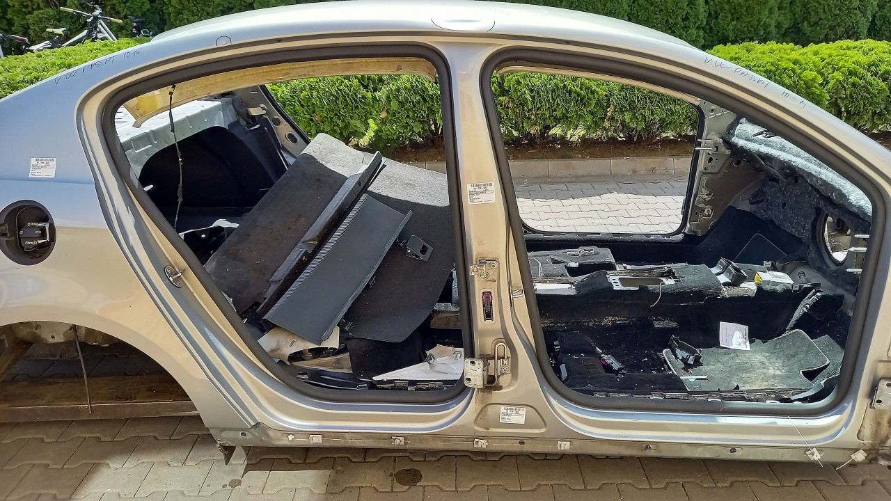 STALP MIJLOC DREAPTA VW PASSAT - - (2010 2014)