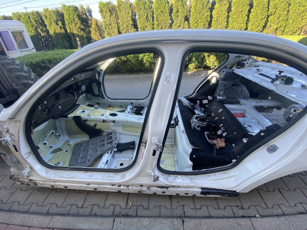 STALP MIJLOC STANGA BMW SERIA 3 E 90 - - (2007 2012)