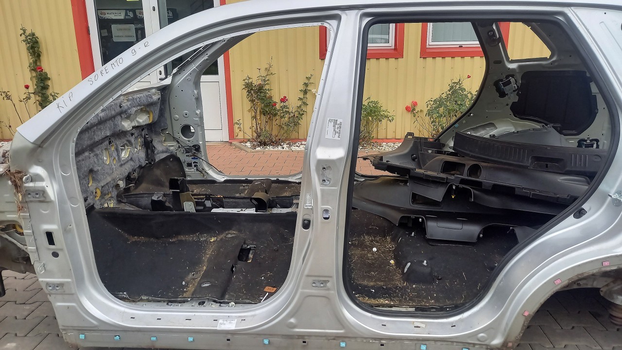 STALP MIJLOC STANGA KIA SORENTO - - (2009 2012)