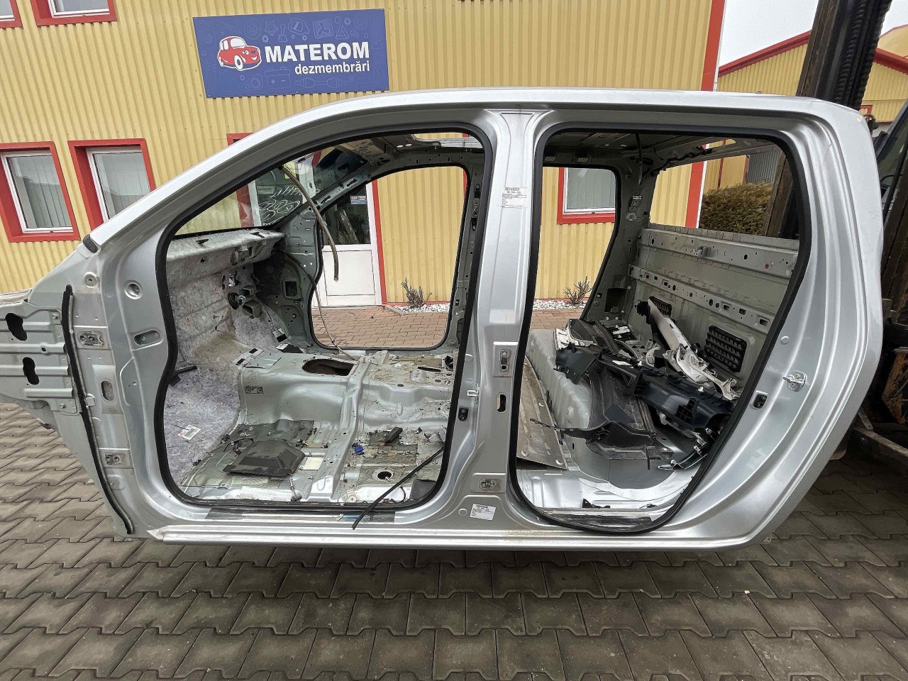STALP MIJLOC STANGA NISSAN NAVARA NAVARA - - (2015 2019)