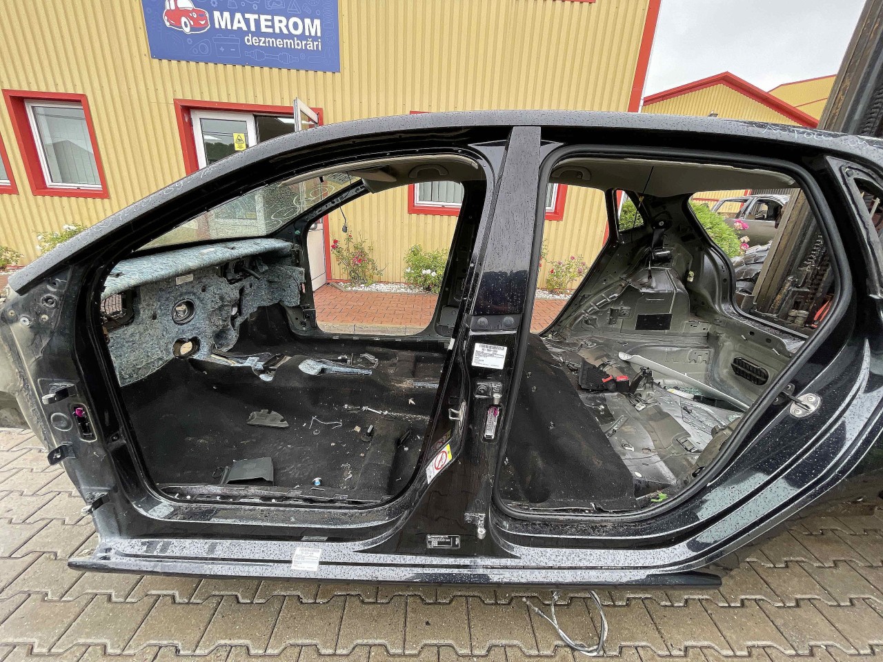 STALP MIJLOC STANGA VW POLO POLO - - (2009 2014)