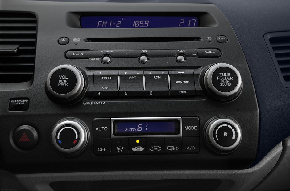 Stii ce inseamna AST, TP/TA sau RDS? Uite explicatia tuturor butoanelor de la casetofonul auto Stii ce inseamna AST, TP/TA sau RDS? Uite explicatia tuturor butoanelor de la casetofonul auto
