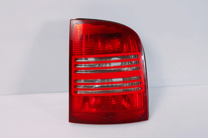 Stop Are o mică crăpătură 1U9945112 / 1U994S096 Skoda Octavia [facelift] [2000 - 2010]