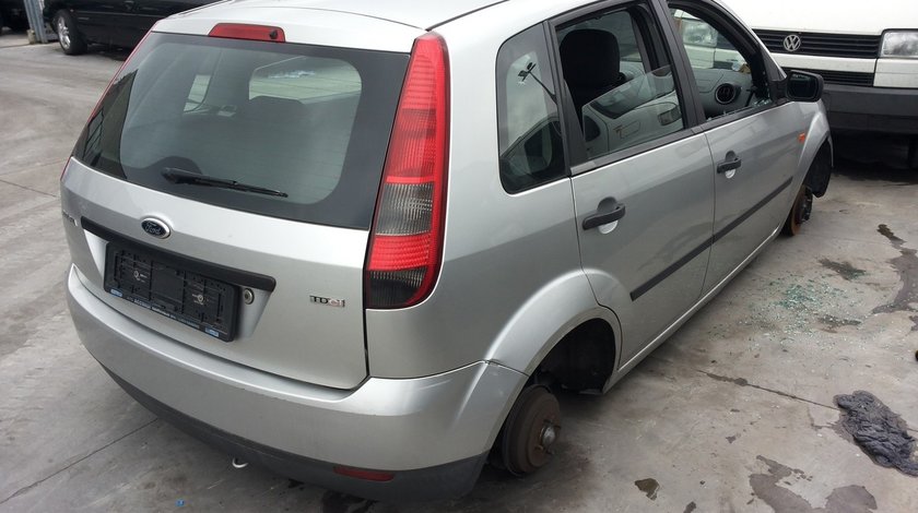 stop cu soclu Ford Fiesta V 1.4tdci an de fabricatie 2002 2003 2004 2005
