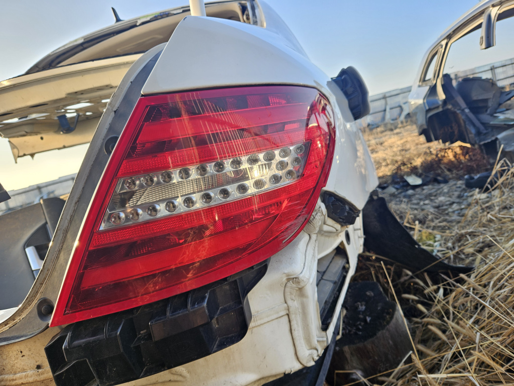Stop dreapta aripa Mercedes C-Class W204 2012