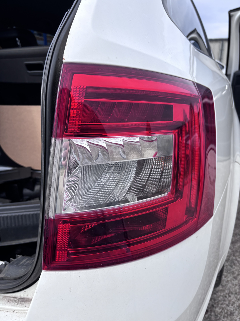 Stop dreapta aripa Skoda Octavia 3 2.0 Motorina 2014, LED