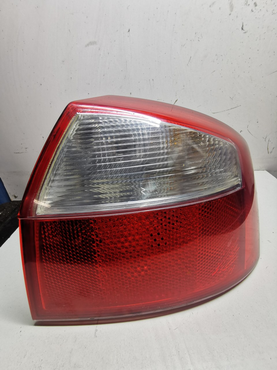 Stop dreapta Audi A4 B6 berlina tripla lampa spate completa cu soclu