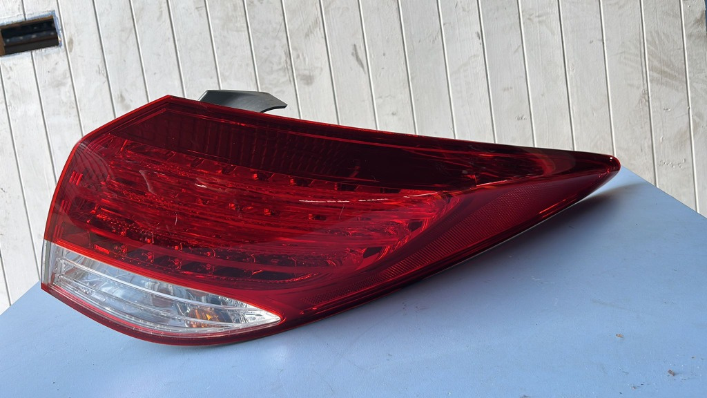 Stop dreapta Hyundai I40 1.7 CRDI D4FD 2012 Cod : 92402-3Z000