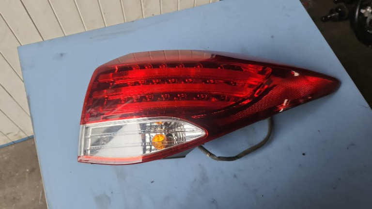 Stop dreapta Hyundai I40 1.7 CRDI D4FD 2012 Cod : 92402-3Z000