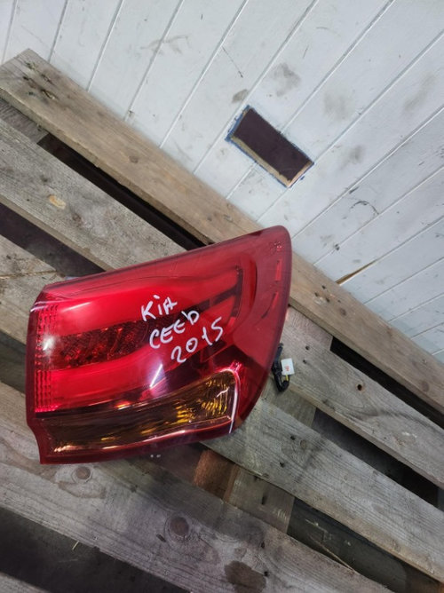 Stop dreapta Kia Ceed combi 1.6 CRDI an de fabticatie 2015 Cod : 92402-A23