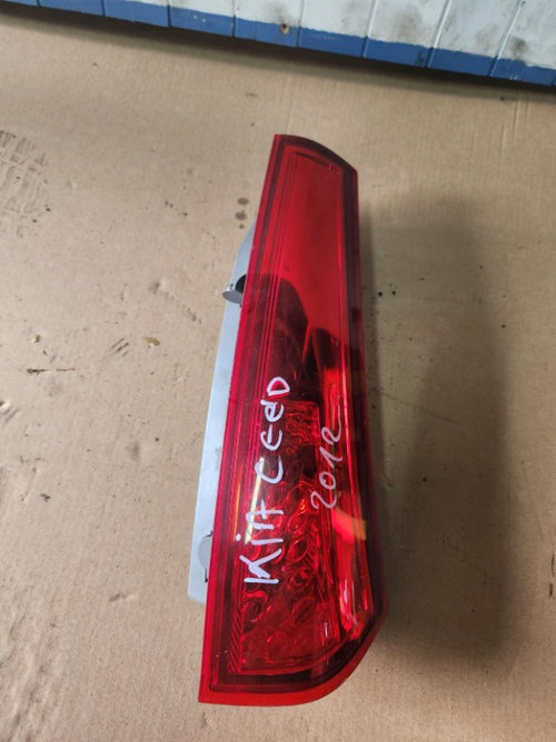 Stop dreapta superior Kia Ceed 1.6CRDI combi an de fabricatie 2011 Cod : 92404-1H3