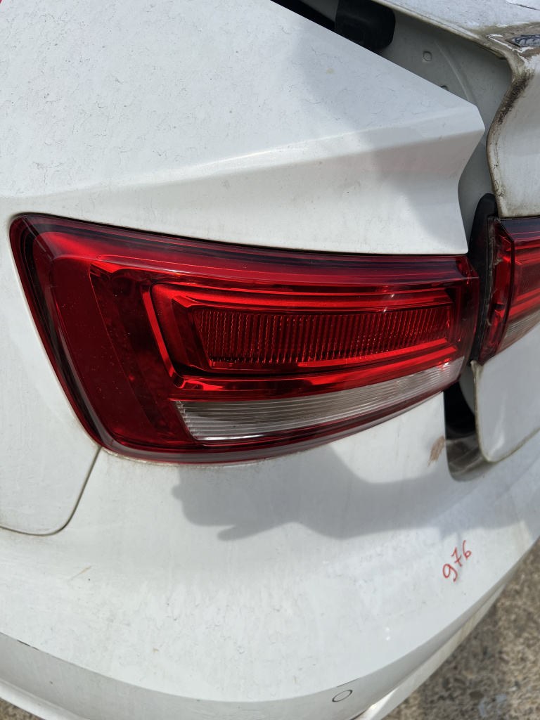 Stop stanga aripa Audi A3 8V Berlina 1.6 2017, 8V5945069