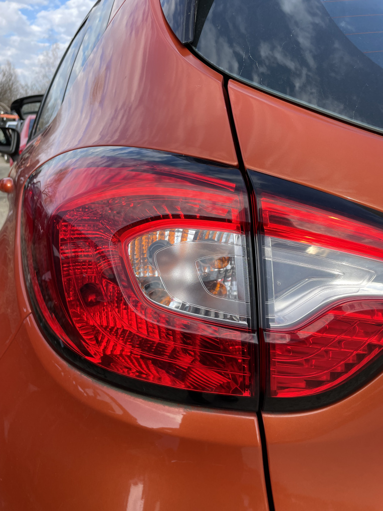 Stop stanga aripa Renault Captur 1.5 Motorina 2015