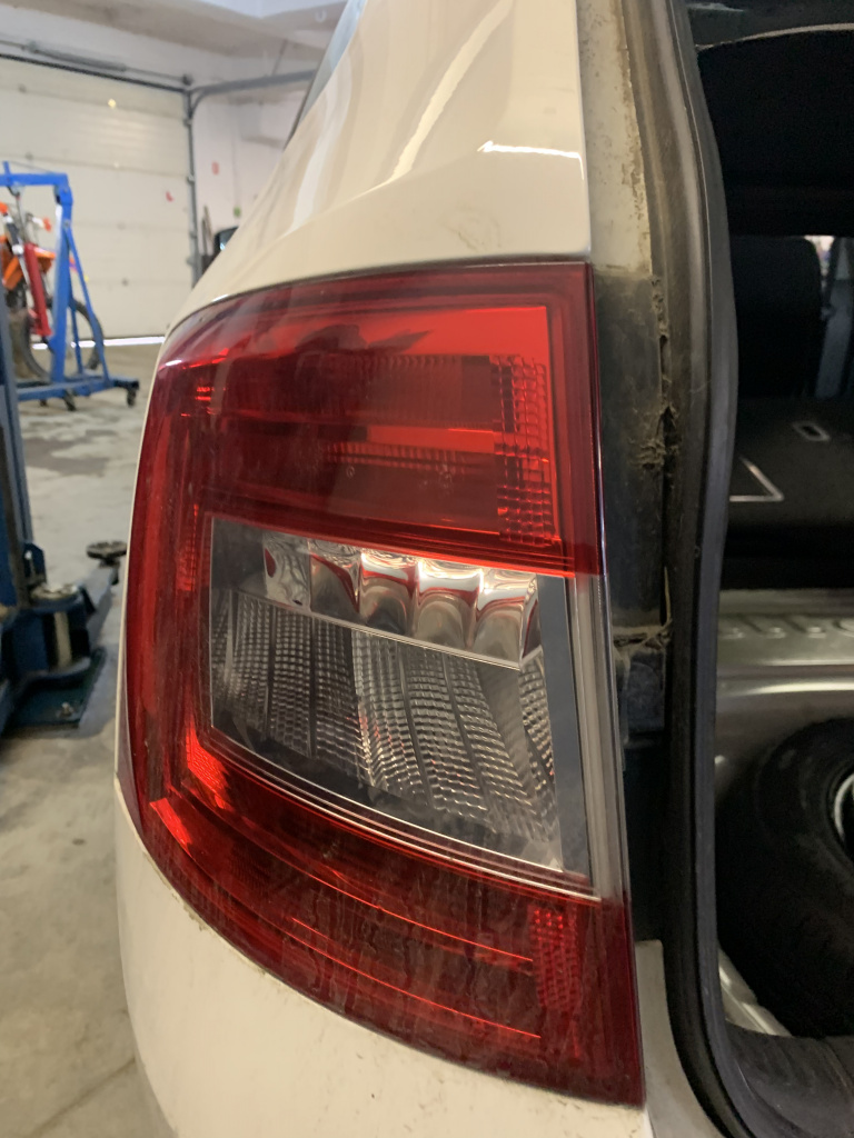 Stop stanga aripa Skoda Octavia 3 Break 1.6 Motorina 2015, -