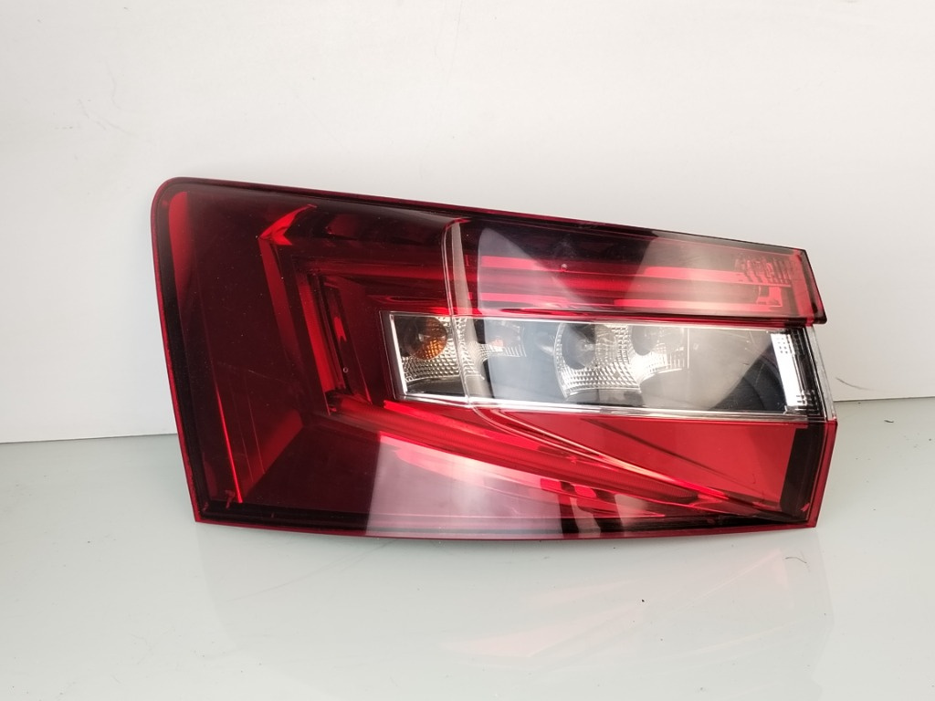 Stop stanga aripa Skoda Superb 3 Combi 3V9945207A