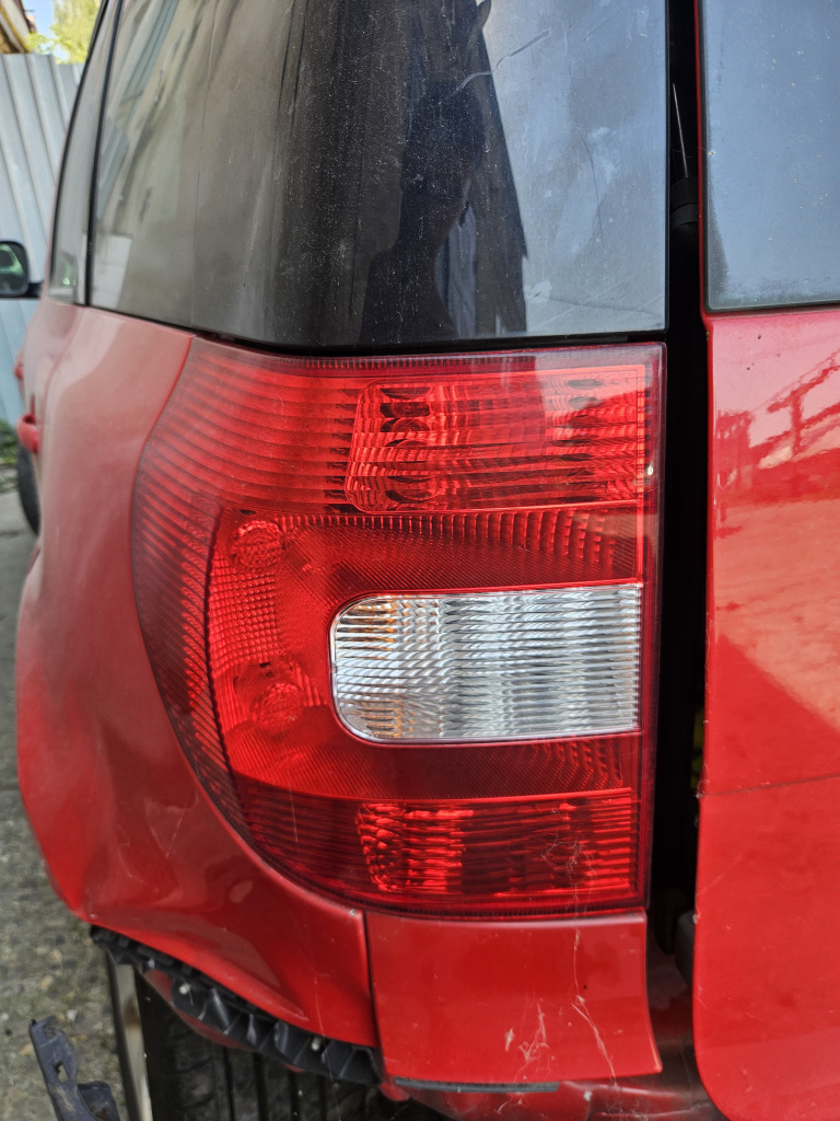 Stop stanga aripa Skoda Yeti Benzina 2010