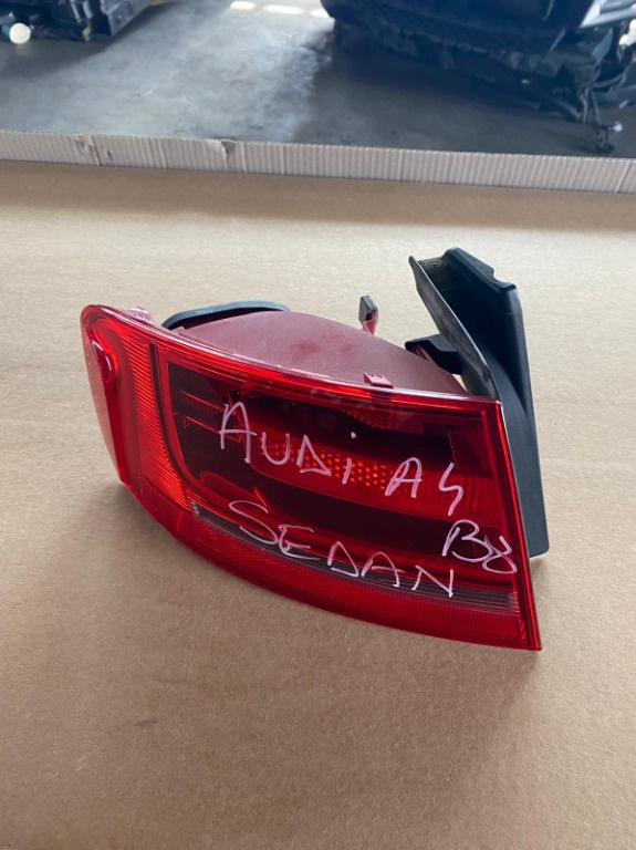 Stop stanga Audi A4 B8 sedan an de fabricatie 2010 cod 8K5945095D