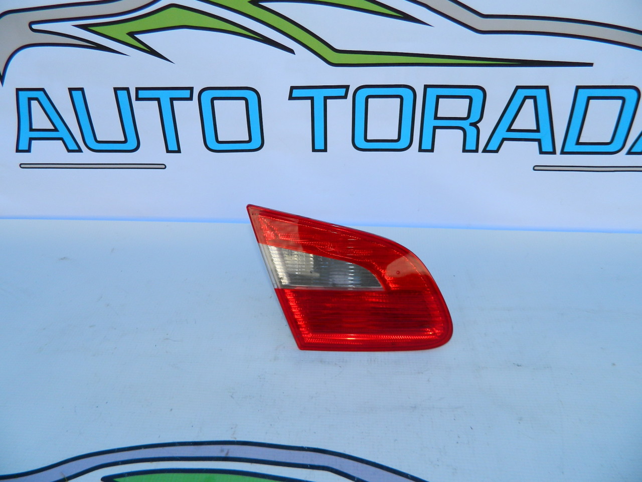 Stop stanga portbagaj Skoda Superb 2 cod 3T5945093