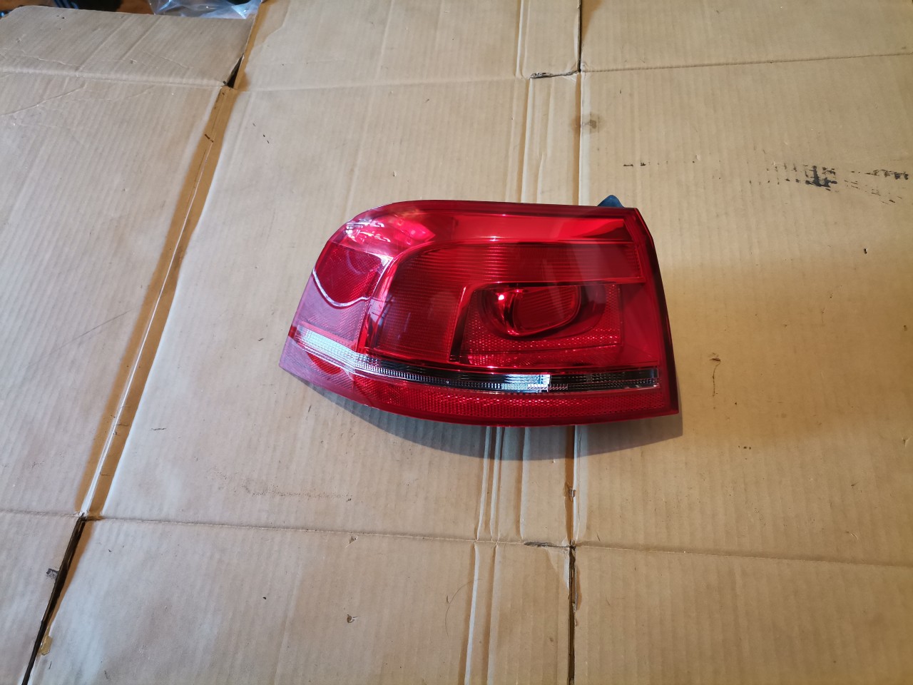 Stop stanga VW Passat B7 ALLTRACK Variant cod 3AF945095E