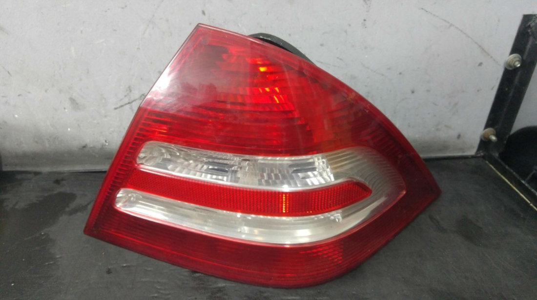 Stop tripla lampa dreapta mercedes c class w203 facelift 2038202064r