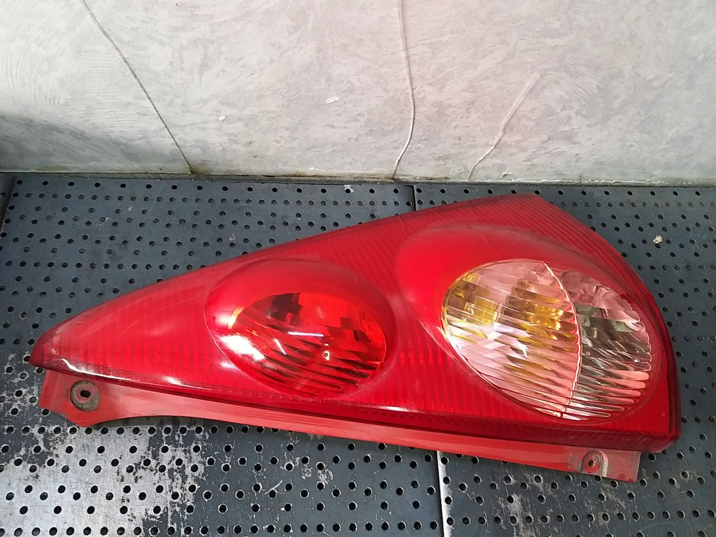 Stop tripla lampa dreapta peugeot 107 815500h040