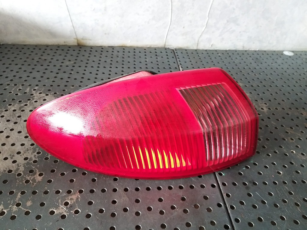 Stop tripla lampa stanga aripa alfa romeo 147 937 03322010 46556349
