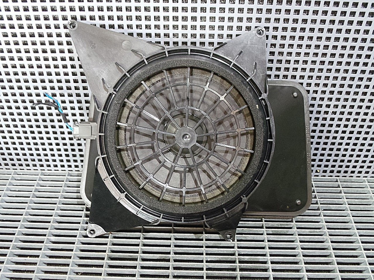 SUBWOOFER AUDI A8 - - (2002 2009)
